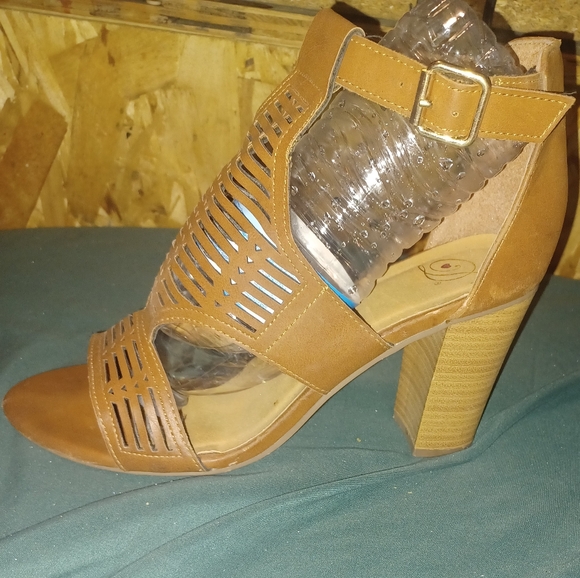 Heart in D heeled buckle sandals - Picture 2 of 3